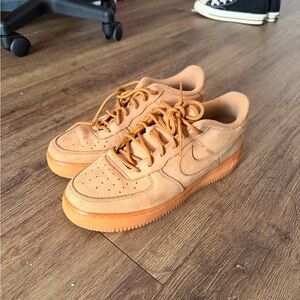 Nike Air Force 1 Low ‘07 Wheat Flax (SIZE 7Y)
- Wheat/Tan